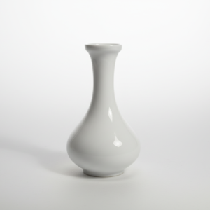 Elegantiška, blizgaus paviršiaus balta vaza 200 ml, pastatyta ant šviesaus neutralaus fono, tinkama mažoms puokštėms.