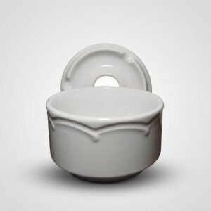 Baltas sieninis indelis 250 ml su dangteliu, stovintis ant balto fono. Indelis dekoruotas reljefiniais raštais.