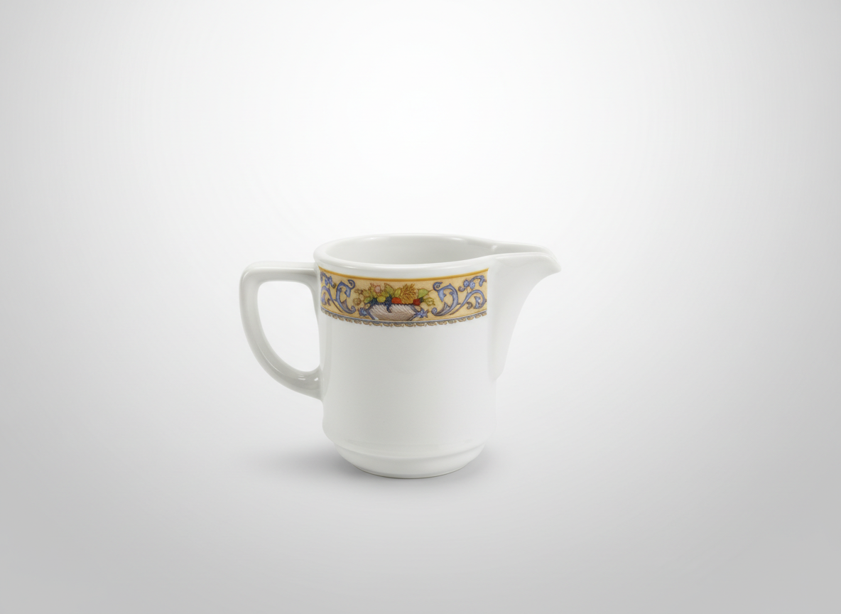 Baltas keraminis pieno ąsotėlis 130 ml, papuoštas spalvinga vaisių pynės juostele, nufotografuotas ant balto fono.