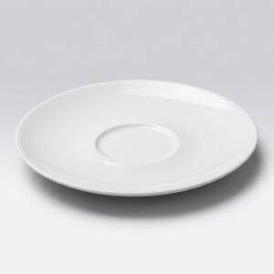 Klasikinio dizaino blizgi balta lėkštutė 17,5 cm, skirta puodeliui, nufotografuota ant šviesaus neutralaus pagrindo.