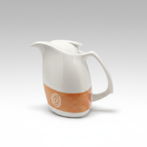 Balta keraminė ąsotėlė 350 ml su dangteliu ir oranžine juosta, nufotografuota ant balto fono iš šono.