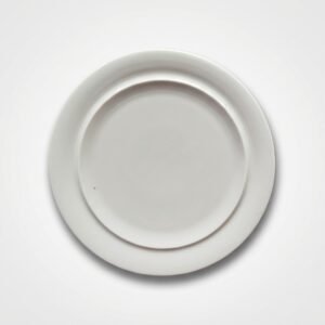 Klasikinio dizaino balta lėkštė 22 cm, nufotografuota iš viršaus ant balto fono, puikiai tinkanti įvairiems patiekalams.