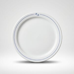 Klasikinio dizaino balta lėkštė 26 cm su siaura mėlyna linija palei kraštą ir mažu monogramos inicialu.