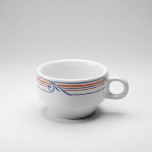 Maža keraminė puodelis su rankenėle, papuoštas mėlynu ir oranžiniu ornamentu, baltame fone.