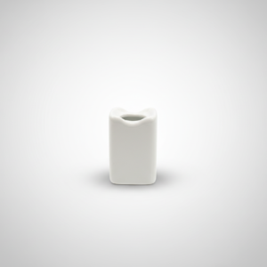 Maža, stačiakampio formos balta keraminė vaza 35 ml talpos, stovinti ant šviesiai pilko fono.