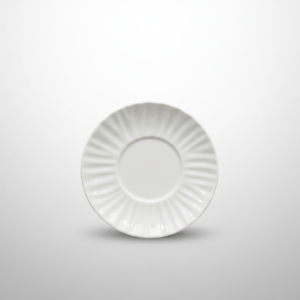 Balta lėkštutė R 16 cm su banguotais, reljefiniais kraštais, nufotografuota iš viršaus ant balto fono.
