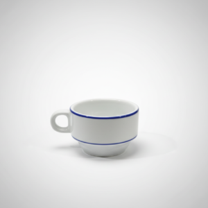 Mažas, baltas puodelis 80 ml su dviem horizontaliomis mėlynomis juostelėmis, nufotografuotas ant balto fono.
