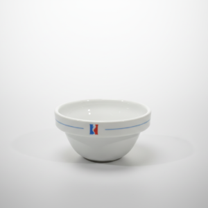 Iš priekio nufotografuotas tuščias balta dubenėlis 215 ml su plona mėlyna linija ir nedideliu logotipu ant balto fono.