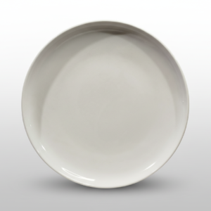 Apvali blizgi balta lėkštė 26 cm, nufotografuota iš viršaus ant šviesaus pagrindo, priklausanti indų kategorijai.