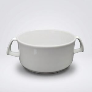 Klasikinės formos baltas sriubos dubenėlis 300 ml su dviem ąselėmis patogiam paėmimui, nufotografuotas baltame fone.