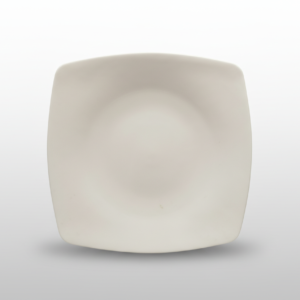 Tuščia kvadratinė balta lėkštė 28 cm, nufotografuota iš viršaus ant šviesaus pagrindo.