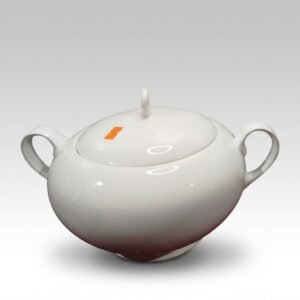 Klasikinio dizaino, blizgi balta sriubinė 4500 ml su dangčiu ir dvejomis rankenėlėmis, nufotografuota ant šviesaus fono.