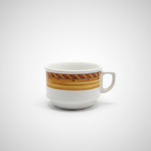 Šviesiame fone nufotografuotas baltas puodelis 260 ml su geltonos ir rudos spalvos ornamentų juosta.