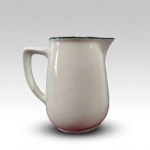 Blizgus, baltas ąsotis 610 ml su patogia rankena ir plona žalia linija viršutiniame krašte, stovintis ant balto paviršiaus.