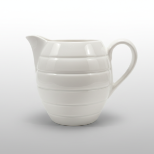 Baltas 1320 ml ąsotėlis su horizontaliomis juostomis, patogia rankena ir snapeliu, nufotografuotas baltame fone.