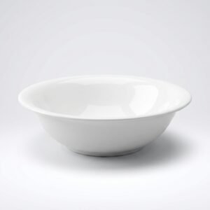 Klasikinio dizaino balta gili lėkštė 22 cm, nufotografuota ant balto fono, tinkama sriuboms ir troškiniams.