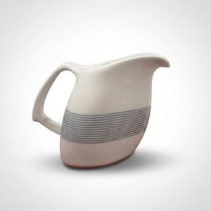 Baltas keraminis pieno ąsotėlis 185 ml su horizontaliomis pilkomis linijomis, nufotografuotas baltame fone.