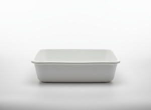 Universali stačiakampė balta kepimo forma 32x50 cm, nufotografuota ant balto stalo iš priekio.