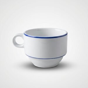 Baltas puodelis 190 ml su mėlynu krašteliu ir rankenėle, nufotografuotas ant šviesaus fono iš šono.