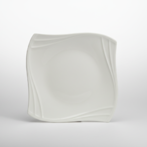 Elegantiška kvadratinė balta lėkštė 23 cm su banguotais kraštais, nufotografuota ant šviesaus neutralaus fono.