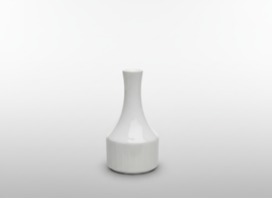 Elegantiška blizgi balta vazelė 150 ml su siauru kakleliu ir vertikaliomis linijomis dekoruotu pagrindu balame fone.