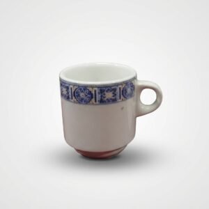 Baltos spalvos mažas puodelis 100 ml su mėlynos ir geltonos spalvų ornamentų juosta viršuje, nufotografuotas iš priekio.