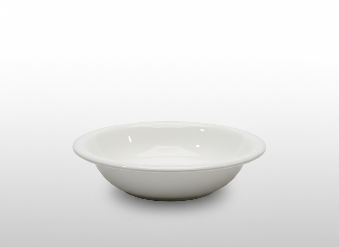 Klasikinio dizaino balta gili lėkštė 23 cm, nufotografuota ant balto fonos iš priekio.