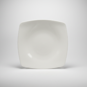 Balta, šiek tiek užapvalintais kampais kvadratinė lėkštė 28 cm, nufotografuota iš priekio ant neutralaus fono.