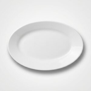 Klasikinio dizaino balta ovali lėkštė 25x15 cm, nufotografuota iš viršaus ant balto fono.