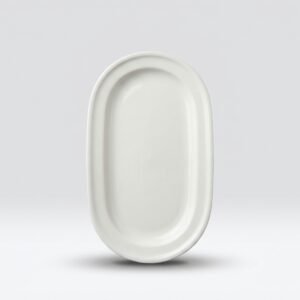 Vertikaliai stovintis baltas ovalus padėkliukas baltame fone, skirtas stalo serviravimui.