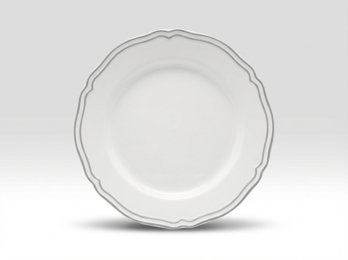 Iš viršaus nufotografuota balta gili lėkštė 27 cm su banguotais kraštais ir plona pilka linija, stovinti ant balto paviršiaus.