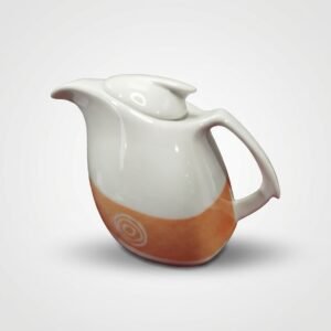 Baltos spalvos keraminis grietinėlės ąsotėlis 335 ml su oranžine juosta apačioje, nufotografuotas ant šviesaus fono.