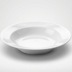 Klasikinio dizaino balta gili lėkštė 22 cm, tinkanti sriuboms ir troškiniams, nufotografuota iš priekio.