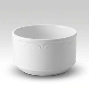 Elegantiškas baltas keraminis dubenėlis 635 ml su reljefiniu ornamentu ties viršutiniu kraštu, nufotografuotas studijoje.