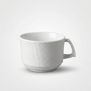 Stilingas balta keraminė puodelis 180 ml su įdomia reljefine tekstūra ir patogia rankenėle, nufotografuotas šviesiame fone.