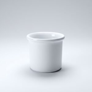 Minimalistinio dizaino balta indelio taurė 35 ml talpos, pagaminta iš porceliano, stovi ant balto paviršiaus.