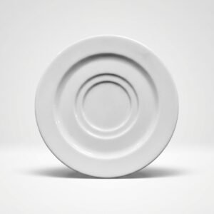 Klasikinio dizaino balta lėkštutė 15 cm skersmens, skirta puodeliui, nufotografuota iš priekio baltame fone.