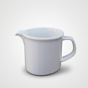 Baltas 150 ml porceliano pieno ąsotėlis su rankenėle ir snapeliu, nufotografuotas šviesiame fone.