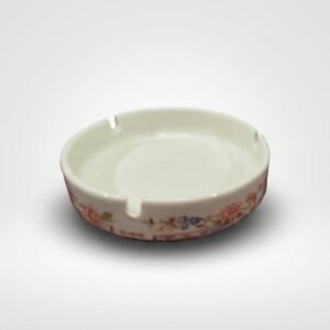 Apvali balta keraminė peleninė 13 cm su gėlių raštu šone, nufotografuota ant šviesaus fono.