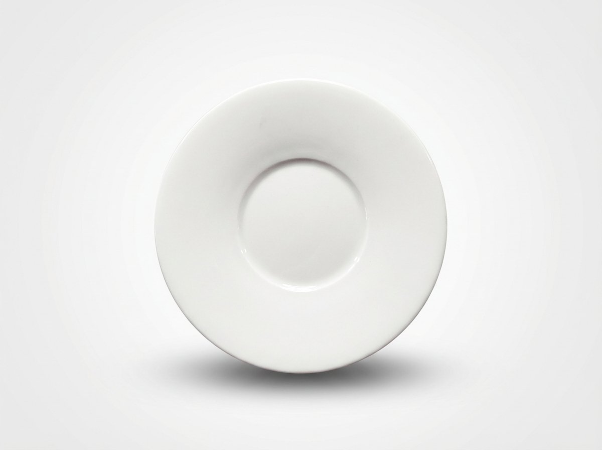 Klasikinio dizaino balta lėkštutė 14 cm skersmens, nufotografuota iš viršaus baltame fone su švelniu šešėliu.