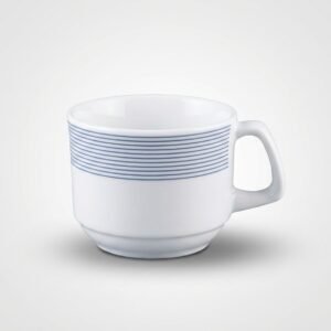 Iš arti nufotografuotas elegantiškas balta puodelis 100 ml talpos, dekoruotas pilkomis horizontaliomis juostelėmis.