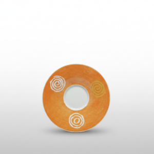 Iš viršaus nufotografuota oranžinė desertinė lėkštė 15 cm su baltomis ir gelsva spiralėmis ant balto pagrindo.