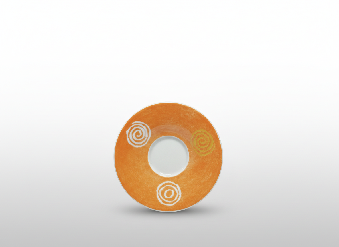 Iš viršaus nufotografuota oranžinė desertinė lėkštė 15 cm su baltomis ir gelsva spiralėmis ant balto pagrindo.