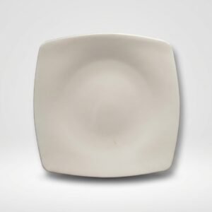 Modernaus dizaino balta kvadratinė lėkštė 28 cm su šiek tiek užapvalintais kampais, nufotografuota iš viršaus.