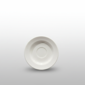 Klasikinio dizaino balta lėkštutė puodeliui, nufotografuota iš viršaus ant šviesaus gradiento pagrindo.