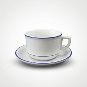 Klasikinio dizaino balta puodelio forma 245 ml su lėkštute. Tiek puodelis, tiek lėkštutė dekoruoti mėlyna juostele.