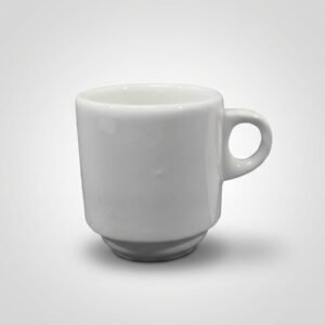 Klasikinio dizaino baltas espresso puodelis 85 ml, pagamintas iš blizgaus porceliano, nufotografuotas iš priekio.