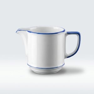 Baltas keramikinis grietinėlės ąsotėlis 230 ml su mėlyna juostele ant krašto, nufotografuotas ant balto fono.