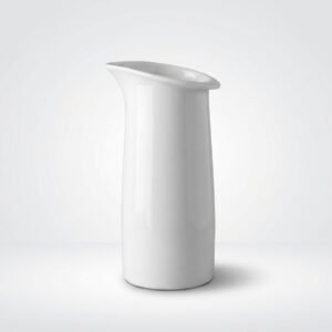 Elegantiškas baltas pieno grietinėlės ąsotėlis, 190 ml talpos, stovintis ant šviesaus pagrindo.