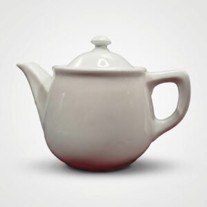 Klasikinės formos baltas arbatinukas 1100 ml su dangteliu ir patogia rankenėle, stovintis ant šviesaus paviršiaus.